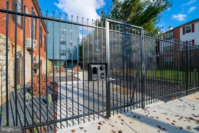 Building Photo - 1330 S Patton St