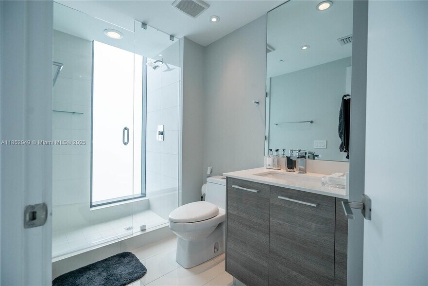 Building Photo - 650 NE 32nd St