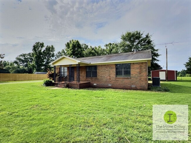 Building Photo - 3 Bed, 2 Full Bath - Country Charm with Modern Updates Near Prattville and Maxwell AFB