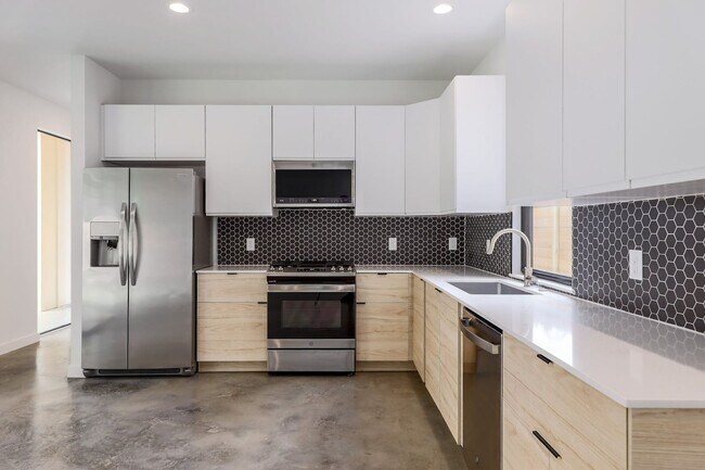Building Photo - 2104 Columbia Cove