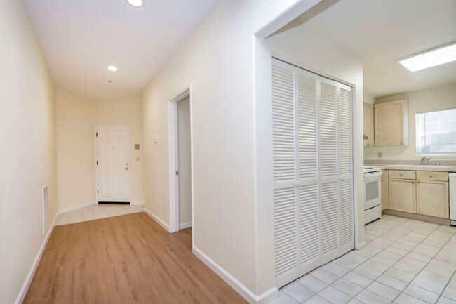 Building Photo - Large 2 Bed/2 Bath San Mateo condo near do...