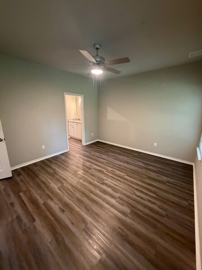 Building Photo - 3 Bed | 2 Bath Luxury Duplex