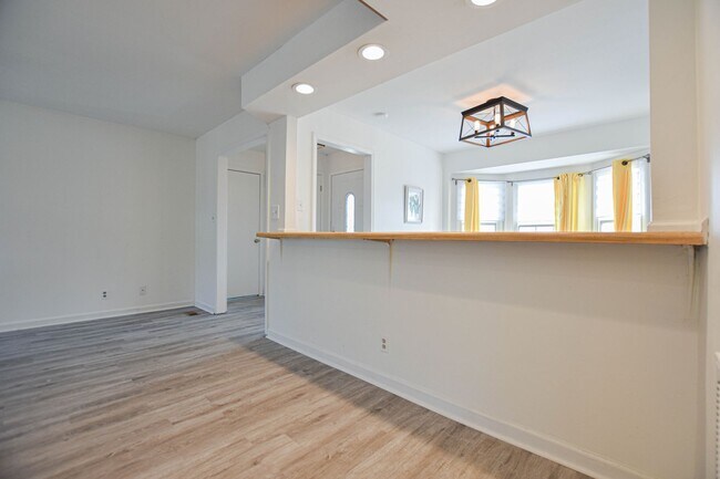 Building Photo - Pet Friendly Three Bedroom!