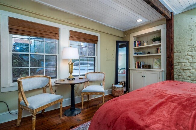 Building Photo - Downtown Cottage- Fully Furnished