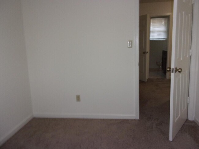 Building Photo - 1372 S Maple St