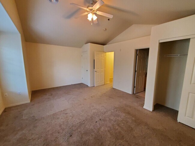 Building Photo - Great Location! 2 Bed 2 Bath Townhouse Style Condo! Open Concept! Laminate Floors Throughout Main!