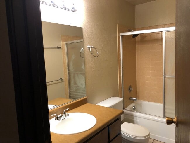Building Photo - 1 Bedroom & 1  Bathroom Condo