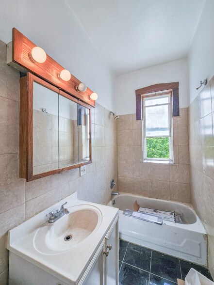 Building Photo - 3208 W Beach Ave