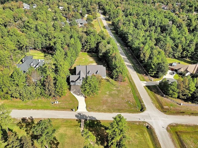 Building Photo - 15600 Queen Victoria Ct