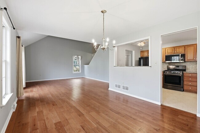 Building Photo - 472 Hillside Dr
