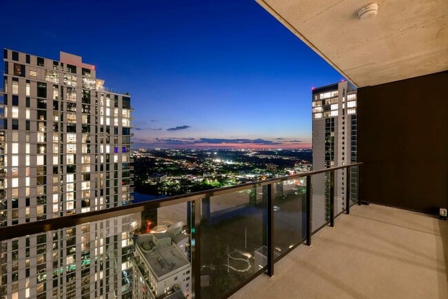 Building Photo - 610 Davis St