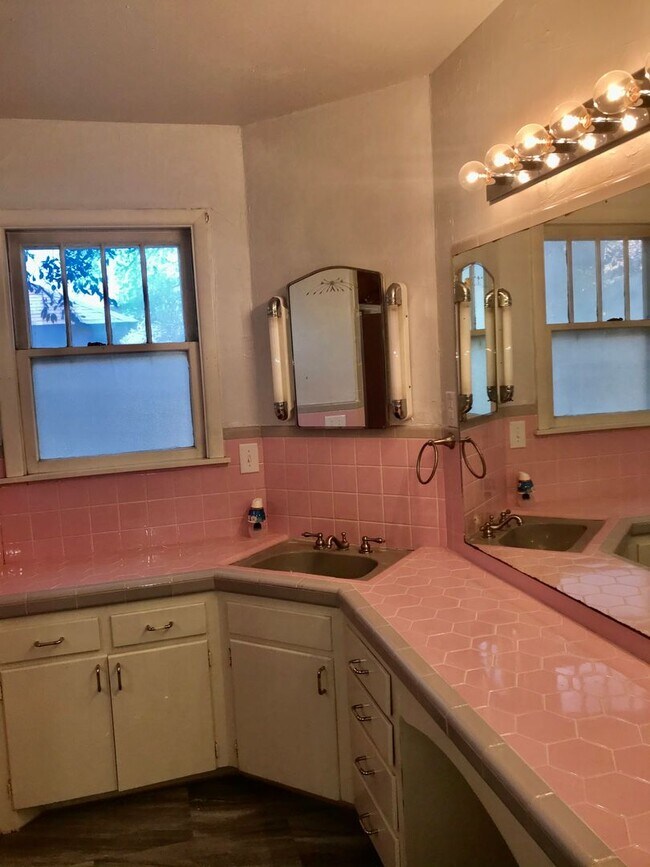 Building Photo - 4 Bedroom, 2 Bath in Sunset Terrace!