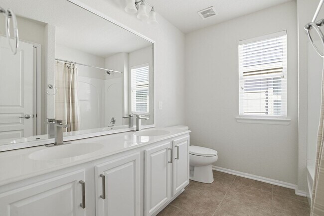 Building Photo - BEAUTIFUL 5 BEDROOM AND 3 BATH!!