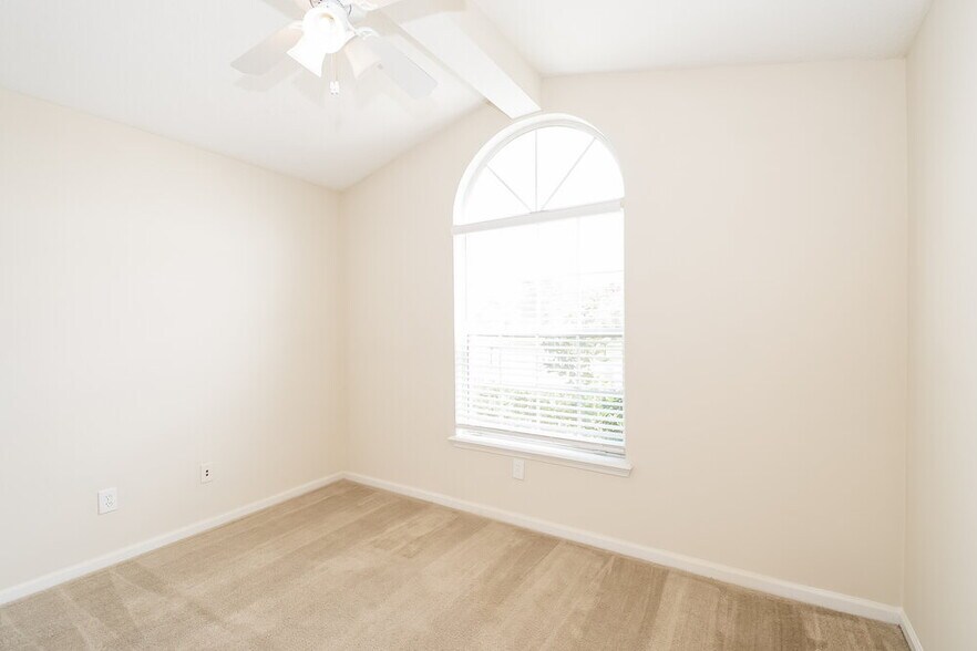 Building Photo - 2452 Willowbend Dr