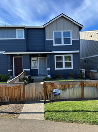 Building Photo - Newer Townhouse in Saddle Club Estates with 2-Car Garage – Nearby Winco, Fred Meyers & Schools