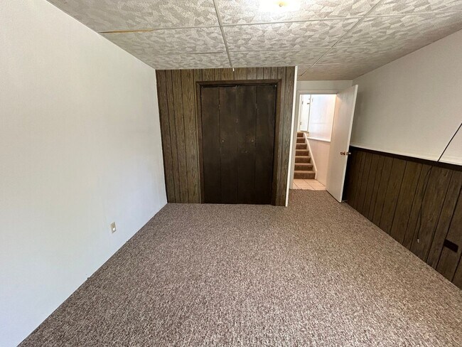 Building Photo - 5 Bed 2 Bath Home with 2 Car Attached Gara...