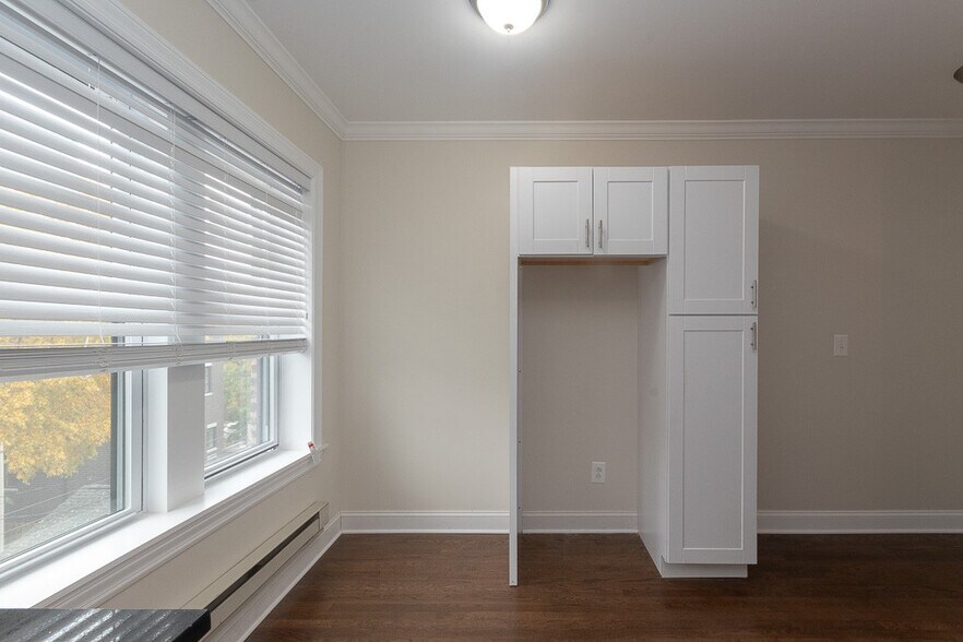 Building Photo - 3817 N Greenview Ave