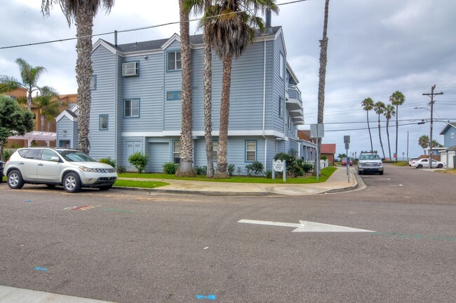 Building Photo - Cute 2 Bedroom Condo Steps Away from Endle...
