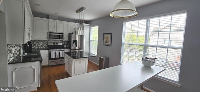 Building Photo - 45560 Lakemont Square