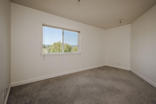 Building Photo - EPIC REA:End-Unit & Top 2 Floor (Penthouse...