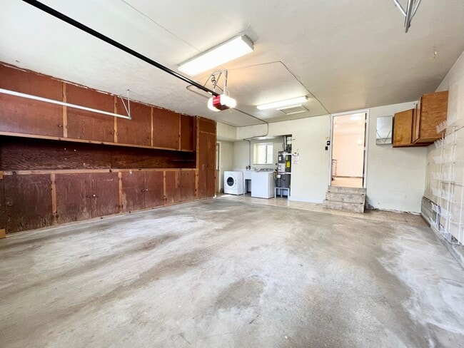 Building Photo - Updated 3-Bed / 2-Bath Single-Family Home!