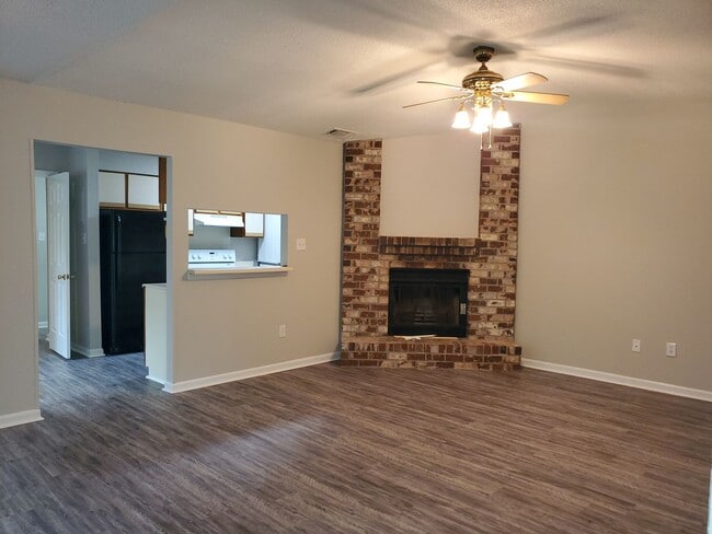 Building Photo - 2 Bedroom, 2 Bath Georgetown townhome with Community Pool, Tennis court, and Playground!