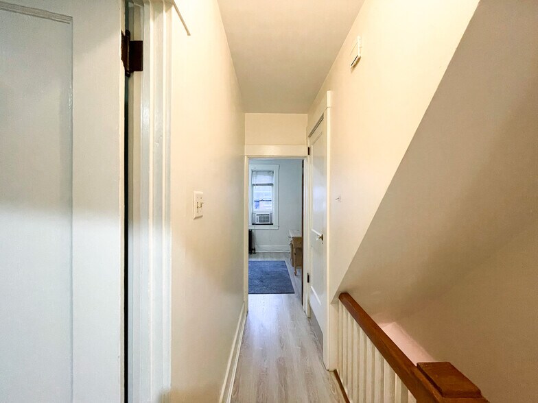 Building Photo - 1041 Mirror St