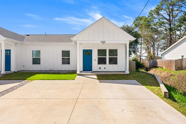 Building Photo - 2566 Oak St