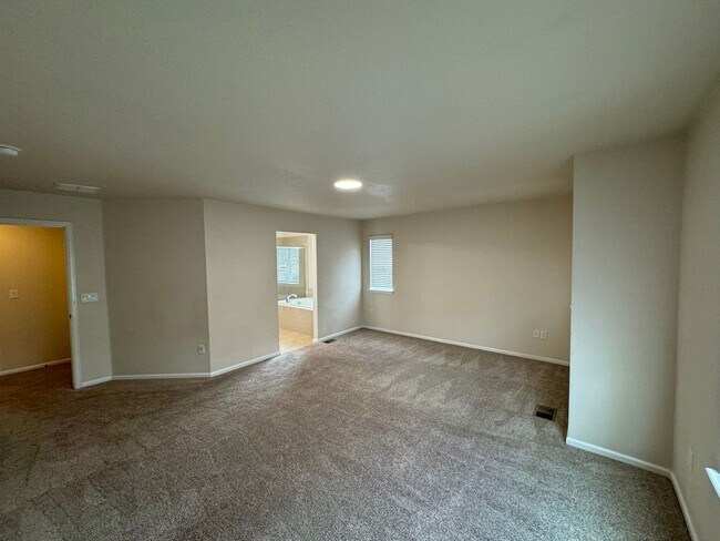 Building Photo - Well maintained Home with 4 bedrooms 3 baths in Erie