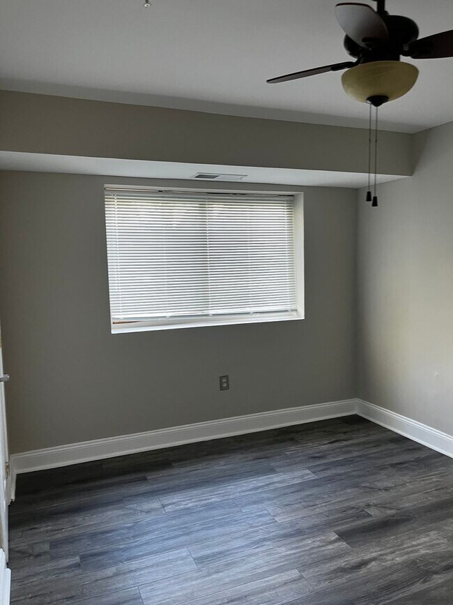 Building Photo - Renovated 2-Bedroom Apartment!!