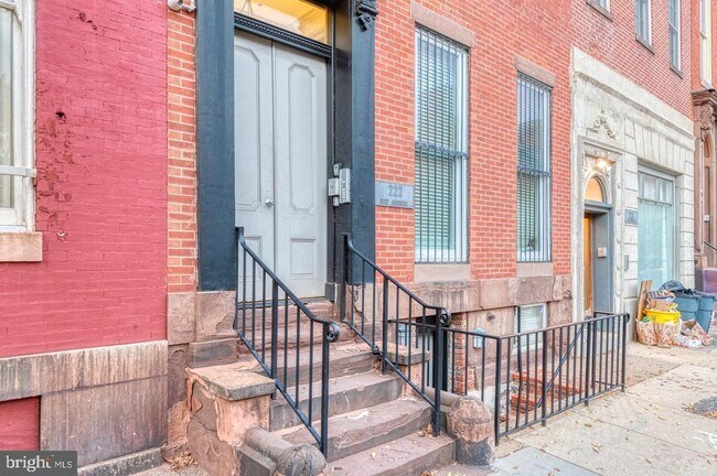 Building Photo - 222 W Monument St