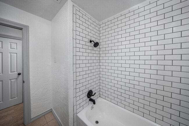 Building Photo - 508 NW Woodridge Dr