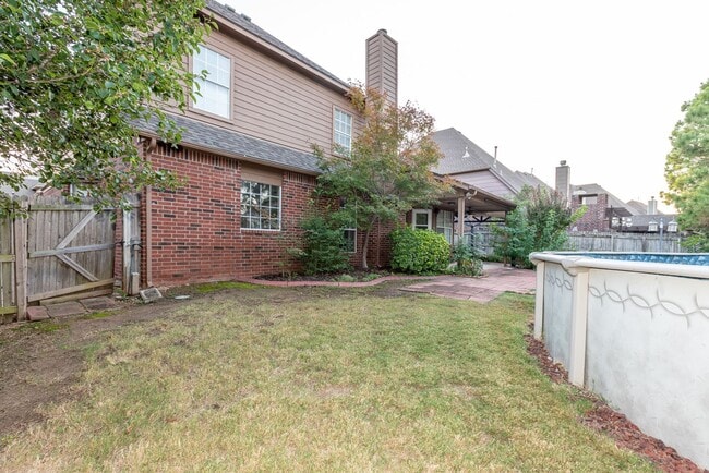 Building Photo - 5 Bed / 2.5 Bath in South Tulsa!