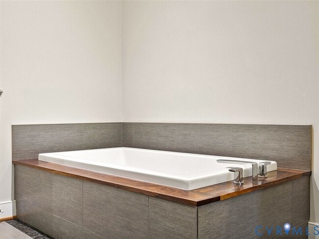 Building Photo - 105 E Broad St