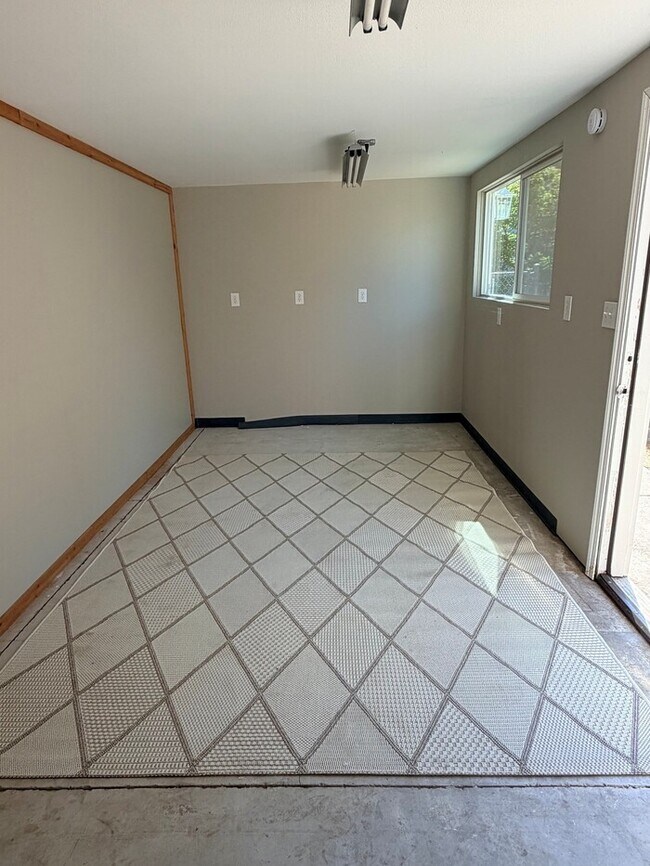 Building Photo - Spacious Home with Office, Studio, Workshop - Endless Possibilities!