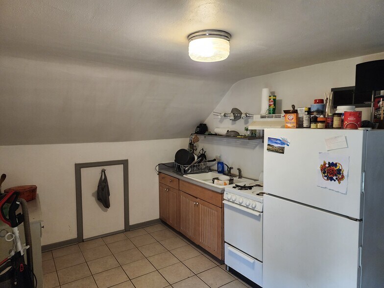 Kitchen/Entry - 2105 E Washington Ave