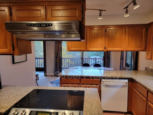 Building Photo - 2720 NW Glenwood Dr