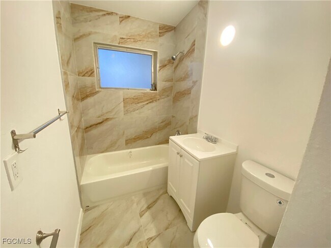 Building Photo - 15 Vineyard St