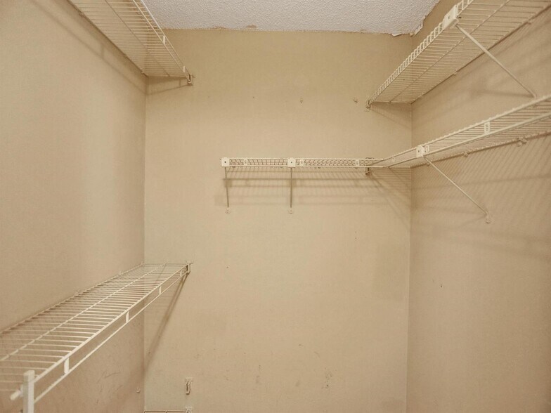Building Photo - 9330 Lagoon Pl