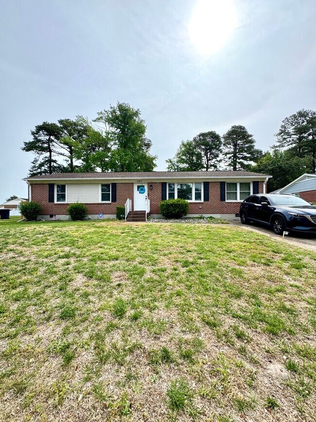 Building Photo - 4 bed 2 Bath Home for Rent in Portsmouth!