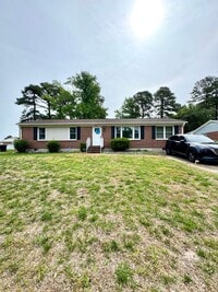 Building Photo - 4 bed 2 Bath Home for Rent in Portsmouth!