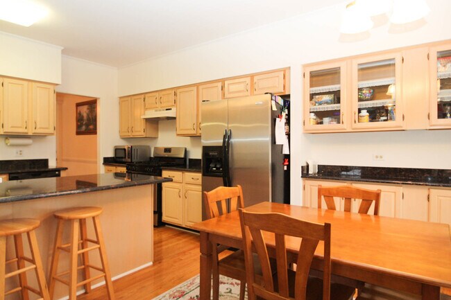 Building Photo - 648 W Parkside Dr