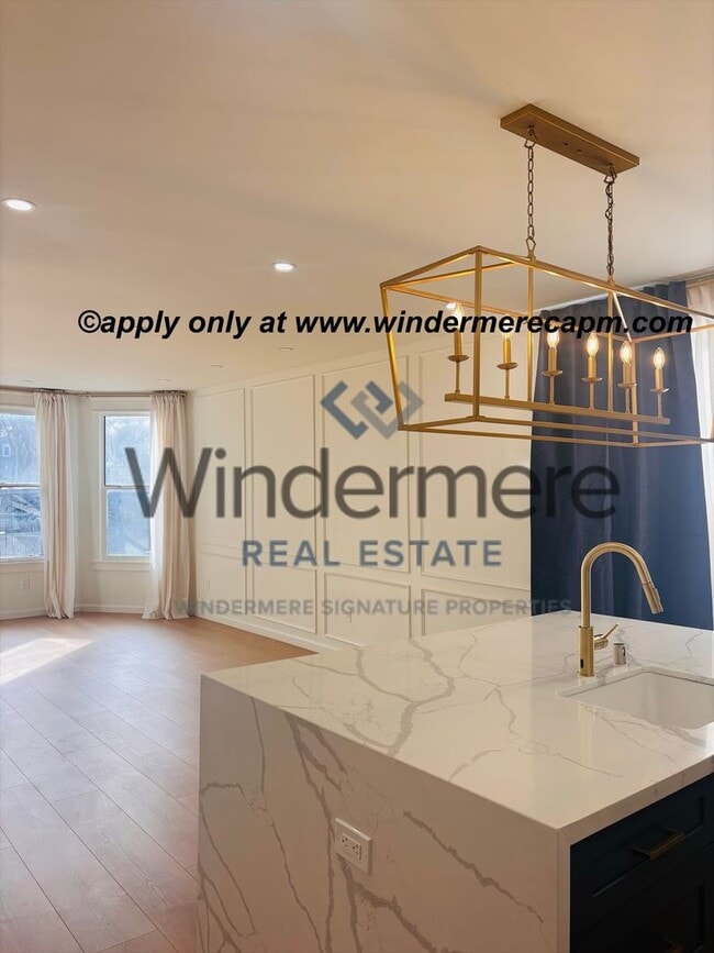 Building Photo - Beautifully Remodeled 2 Bed/2 Bath Duplex- in desirable location Downtown Sacramento!!