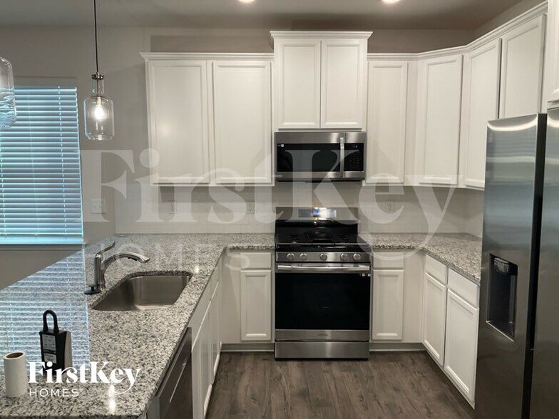 Building Photo - 1204 Mission Hill Ln