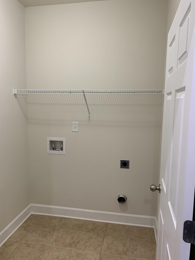 Building Photo - 2562 Sibley Dr