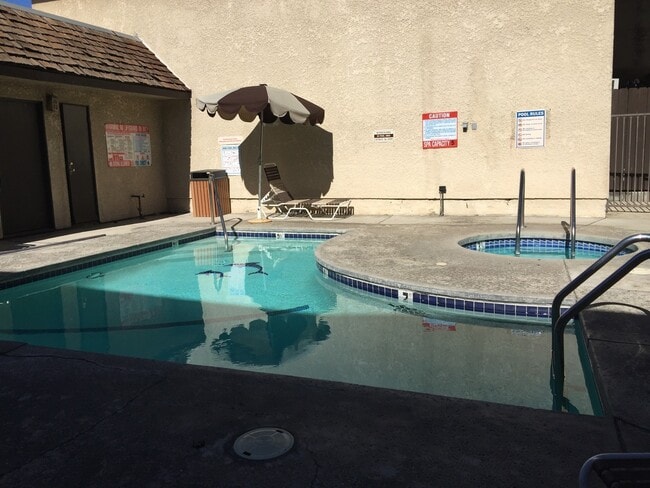 Building Photo - Cozy 2 Bed/2 Bath Condo with In-Unit Washe...