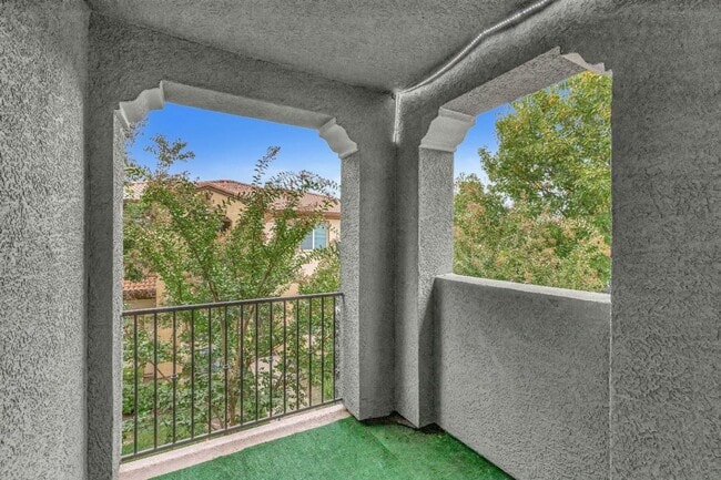 Building Photo - 2 bed 2 bath Condo!!