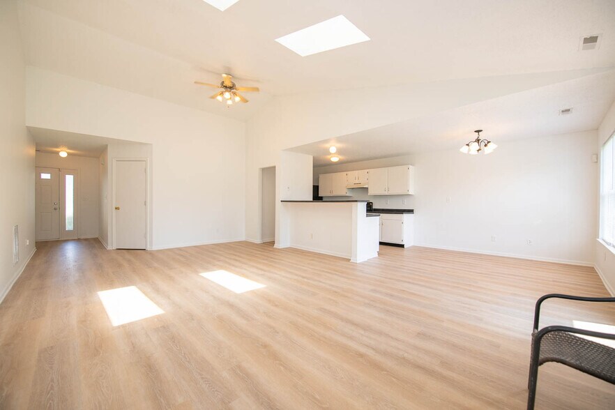 Building Photo - 9661 Trail Dr