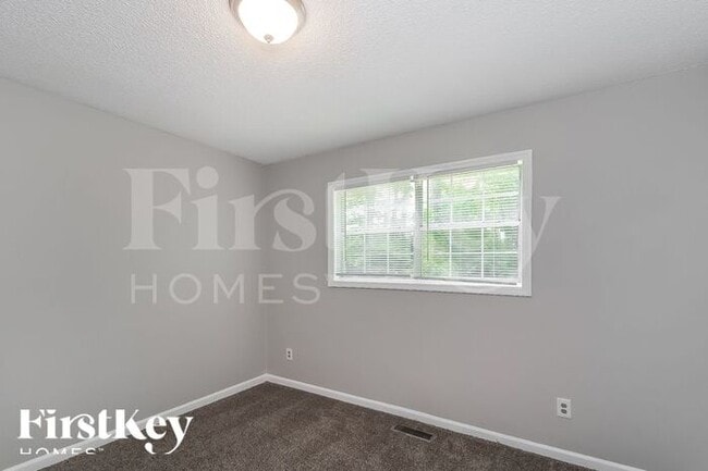 Building Photo - 860 Green Forest Dr