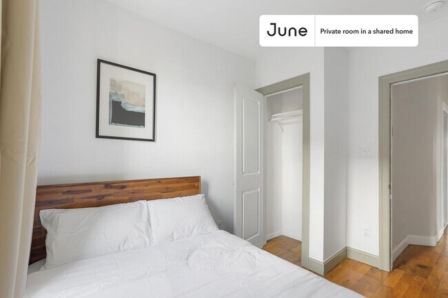 Building Photo - Private bedroom in 4 bed/2 bath Home